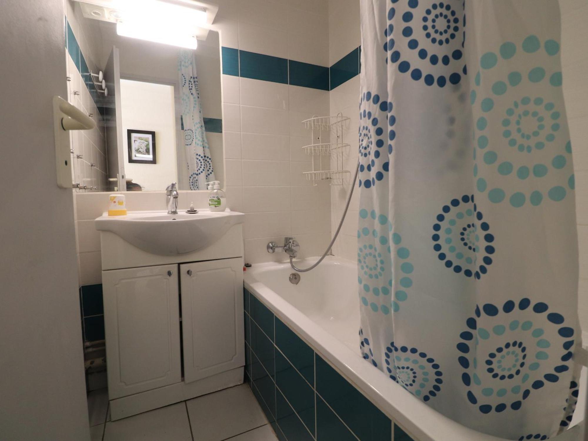 Sete: T2 Avec Terrasse Couverte, Piscine Et Parking En Front De - Fr-1-472a-306 Sète