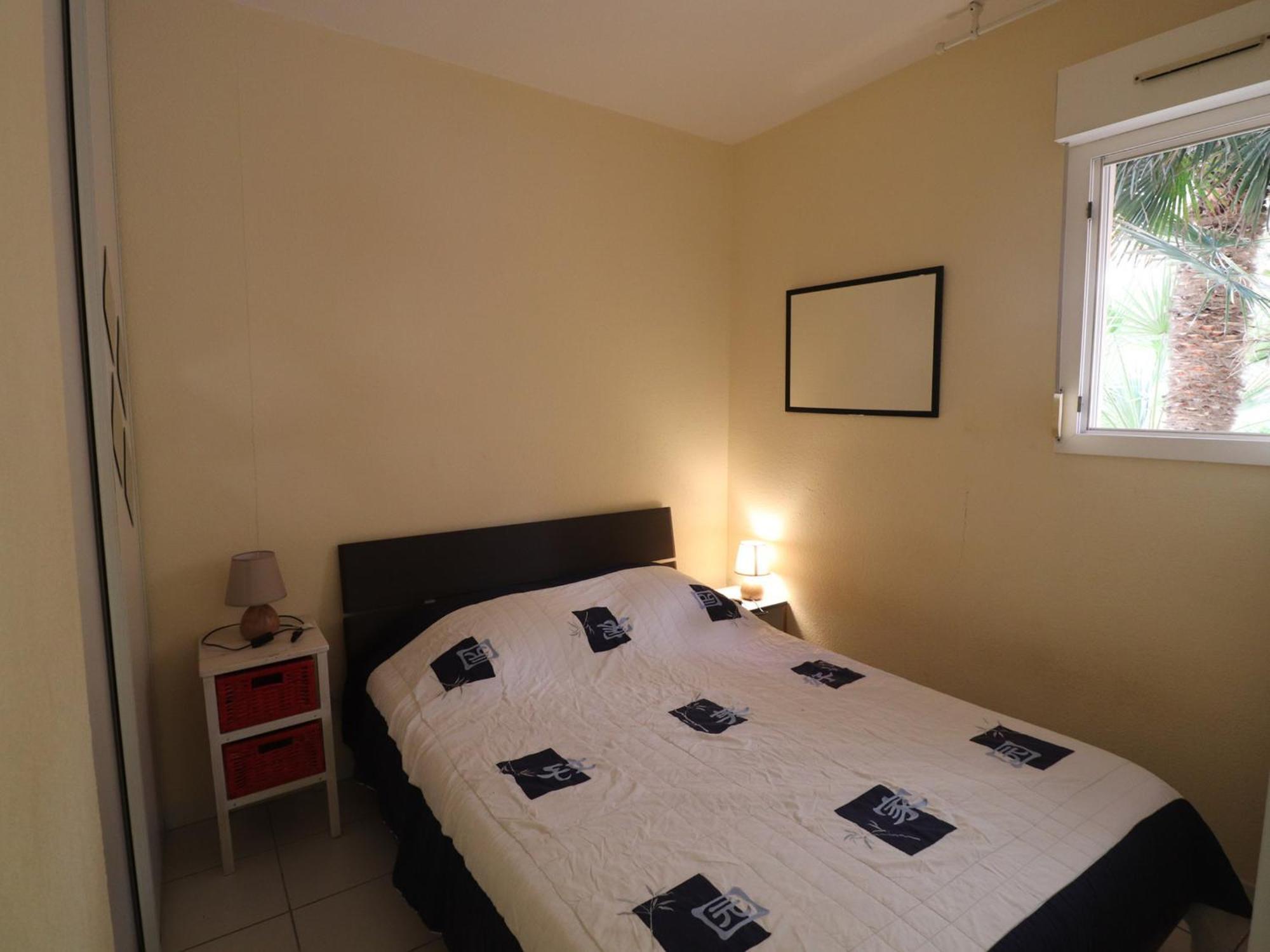 Sete: T2 Avec Terrasse Couverte, Piscine Et Parking En Front De - Fr-1-472a-306 * Sète