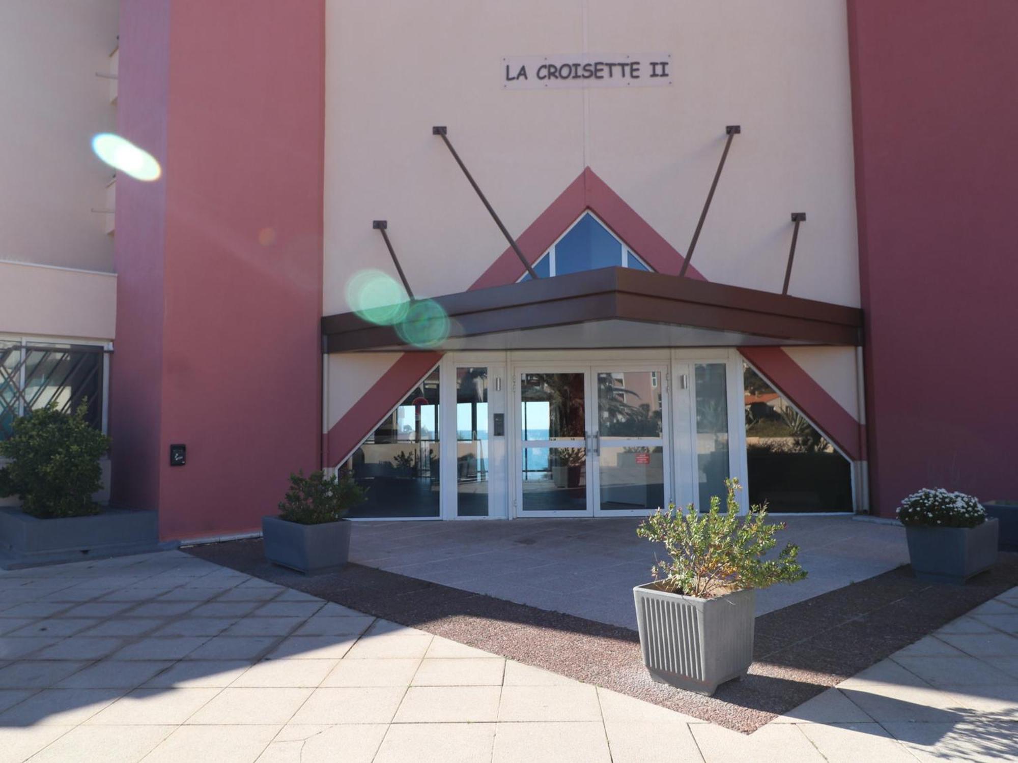 Sete: T2 Avec Terrasse Couverte, Piscine Et Parking En Front De - Fr-1-472a-306 * Sète