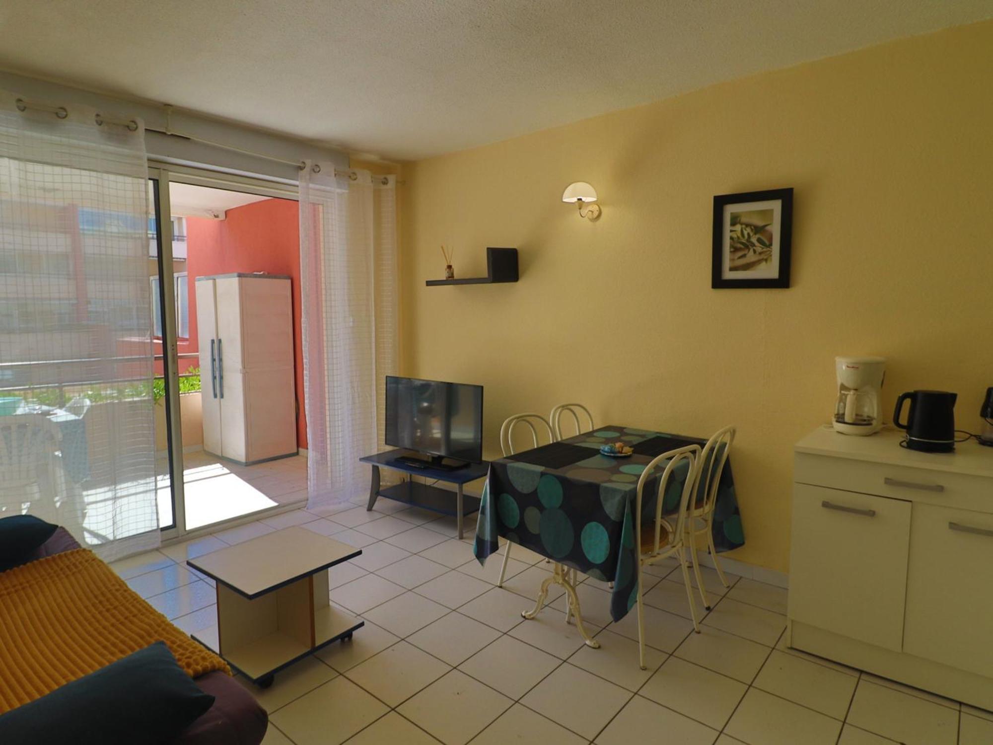 Appartement Sete: T2 Avec Terrasse Couverte, Piscine Et Parking En Front De - Fr-1-472a-306 Sète
