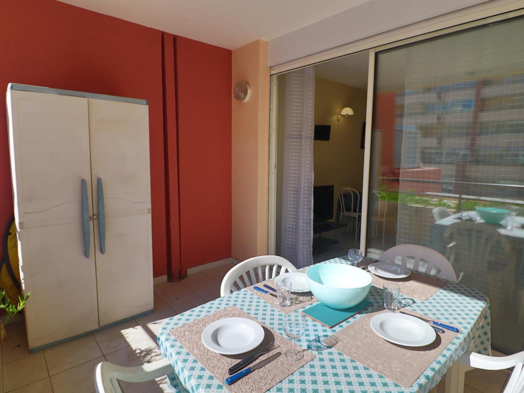 Sete: T2 Avec Terrasse Couverte, Piscine Et Parking En Front De - Fr-1-472a-306 * Sète