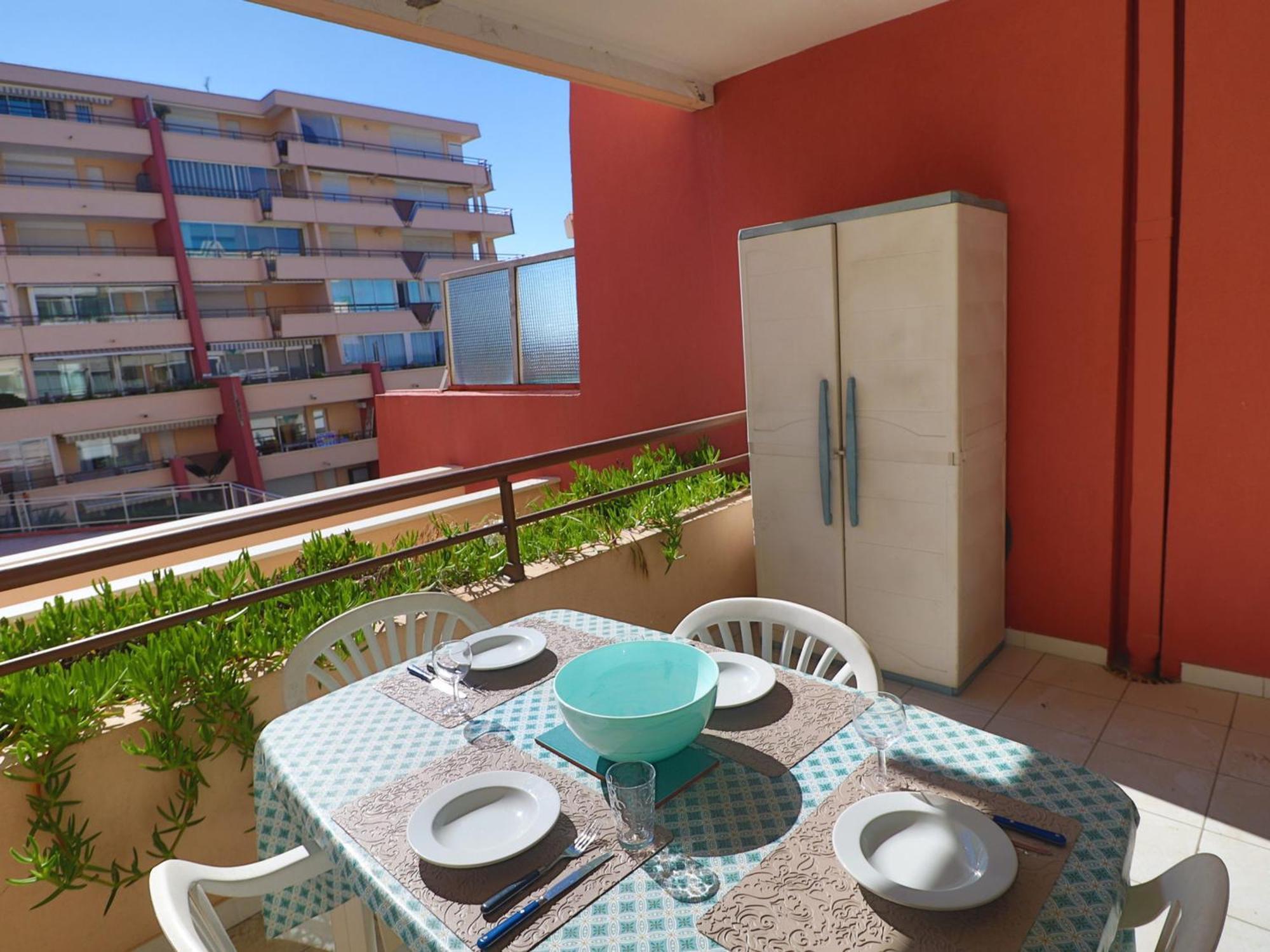 Sete: T2 Avec Terrasse Couverte, Piscine Et Parking En Front De - Fr-1-472a-306 Appartement *