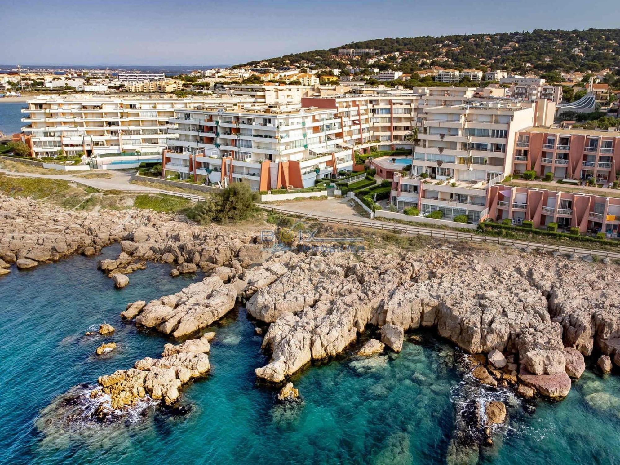 Sete: T2 Avec Terrasse Couverte, Piscine Et Parking En Front De - Fr-1-472a-306 * Sète